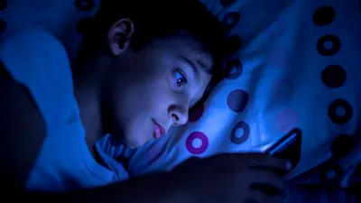 Copiii care intră pe rețelele sociale la 11-12 ani obțin rezultate mai slabe la școală