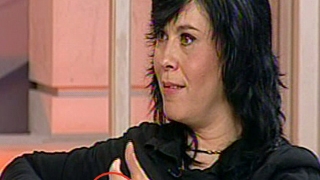 Ceruta in casatorie de iubitul ei, Moculeasca i-a dat degetul mijlociu! Vezi unde poarta inelul de logodna perversa batrana