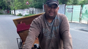 S-a intamplat in Bucuresti! Mesajul ULUITOR afisat de acest barbat pe bicicleta. Daca esti femeie, sigur o sa vrei sa-l cunosti