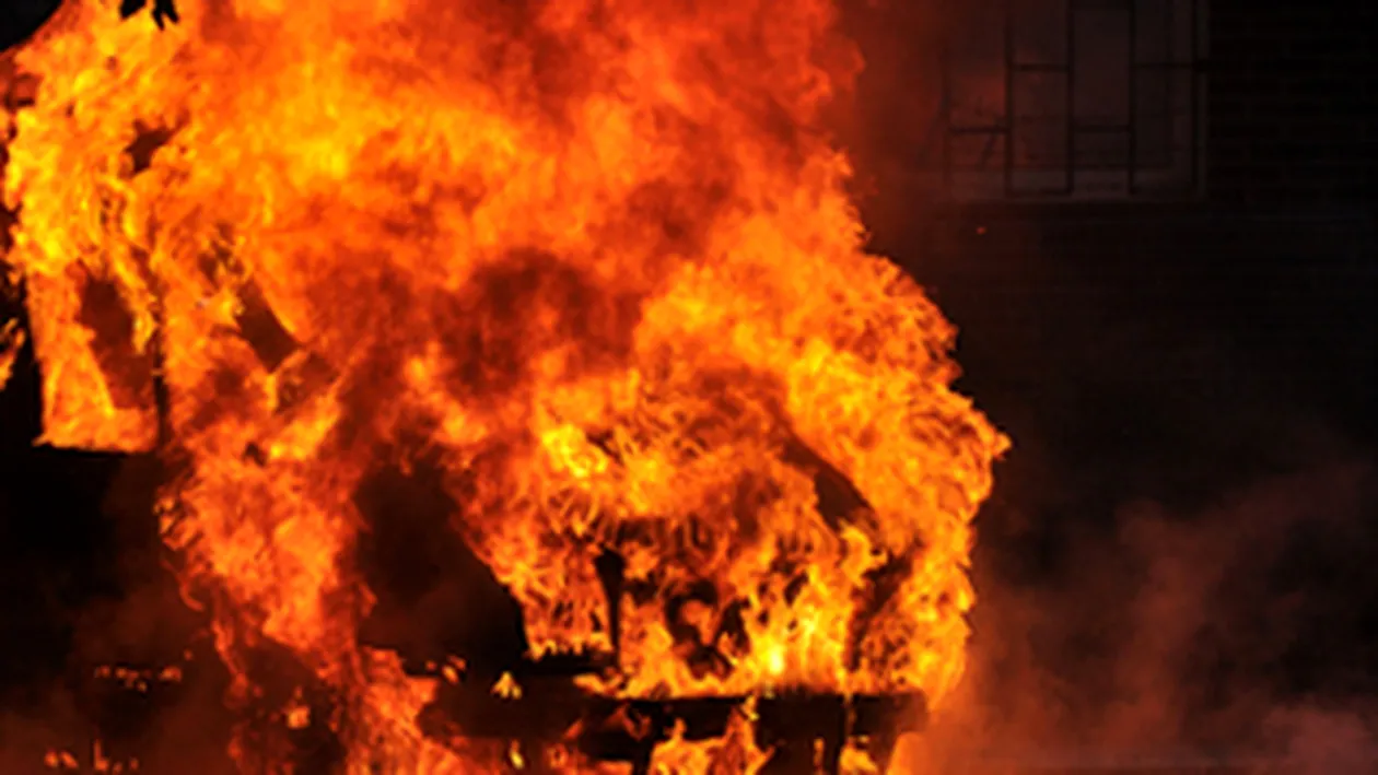 Patru case au ars in Cluj-Napoca dupa ce o femeie a vrut sa aprinda lemne in soba, in miezul verii