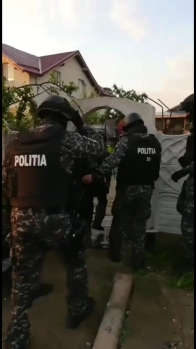 Mascații au efectuat percheziții acasă la suspecți