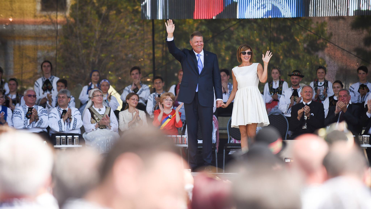 Nu o recunoști! Cum arăta Carmen Iohannis în tinereţe! În copilărie, Prima Doamnă a luat lecții de balet și de pian