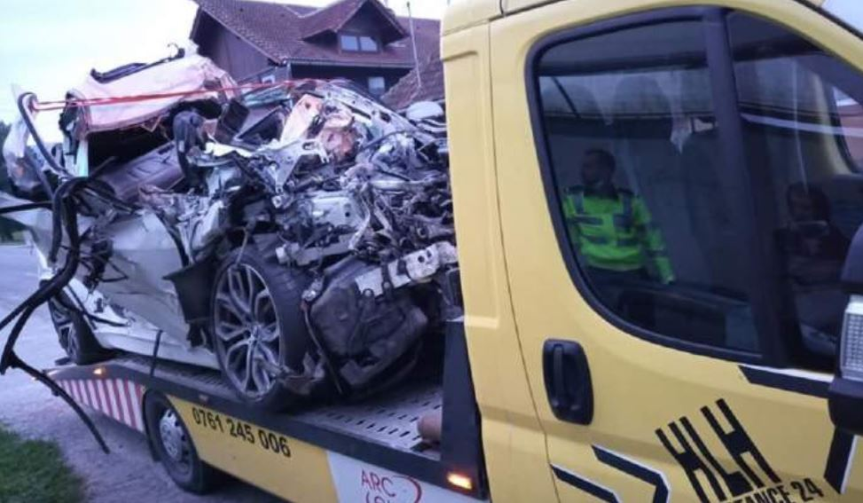 Doi pompieri au murit într-un accident înfiorător petrecut în Caraș-Severin! Au fost striviți în mașina intrată sub un tir, nu au avut nicio șansă la viață