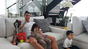 Cristiano Ronaldo, relaxare în pijamale de peste 2.000 de euro! Fotbalistul este izolat cu familia sa în Portugalia