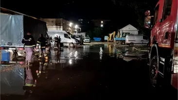 Noapte albă în Dâmbovița. Furtuna a făcut ravagii. Mașini blocate în apă, copaci și stâlpi puși la pământ, inundații în goapodării