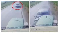 Momentul impactului dintre un tractor și o mașină care circula cu 160 km/h, surprins de camera de pe bord. Două persoane și-au pierdut viața