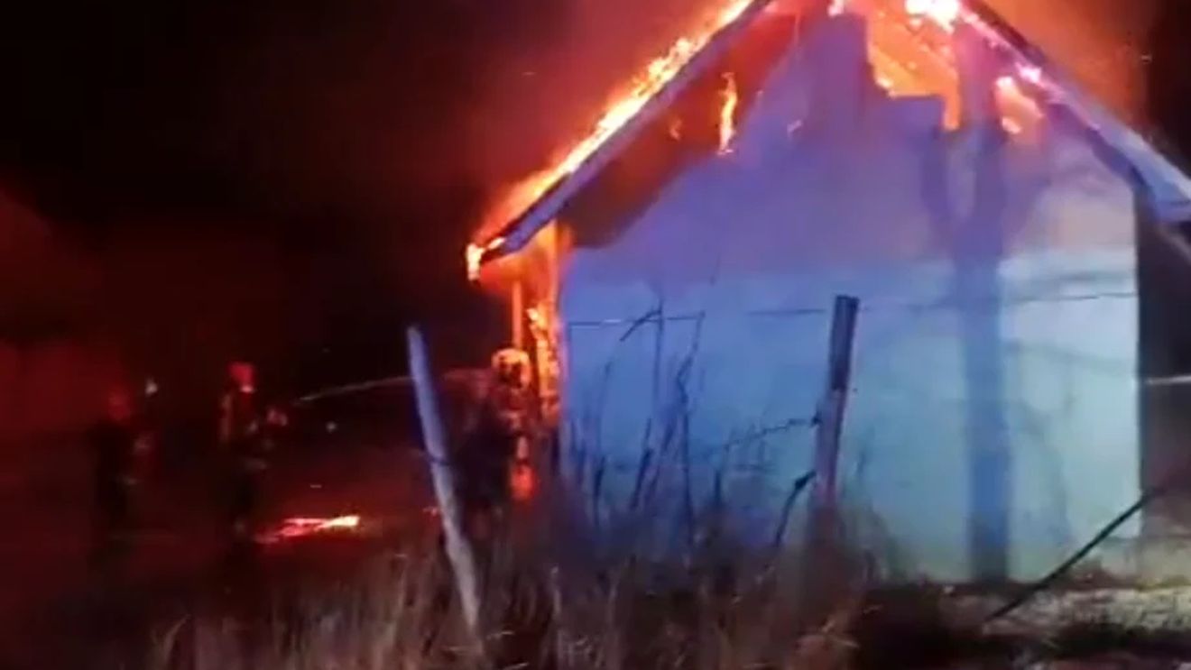 Două persoane au murit, după ce casa lor a luat foc, în Bacău. Aveau 43 și 45 de ani