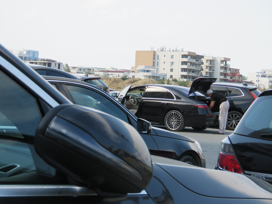 Dan Diaconescu face puțină ordine în portbagajul Mercedesului de 100.000 de euro, în așteptarea fetelor (Foto: CANCAN.RO)