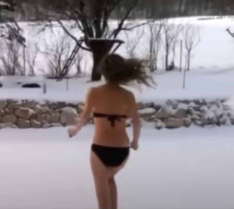 Cristela Georgescu, imagini geniale: a ieșit în costum de baie, în zăpadă. FOTO