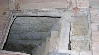 UPDATE: Copilul care a cazut in beciul casei a murit