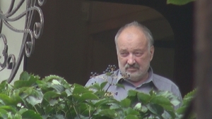 VIDEO A inceput sa vanda din casa? Ce au scos muncitorii din locuinta lui Stelian Tanase in mijlocul zile!