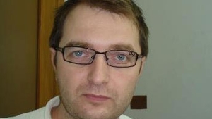 Adi Artene are nevoie de ajutorul tău! Crezi că îi stă bine cu această pereche de ochelari sau îi recomanzi altceva?