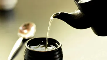 Trendul cu apă fierbinte de pe TikTok: ajută cu adevărat digestia?