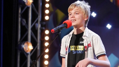 Il mai tii minte pe pustiul blond cu chitara de la Romanii au talent? Vezi ce super-vedeta a ajuns sa imite!