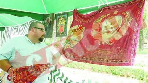 Piedone si-a luat steag comunist de la Targul Anticarilor