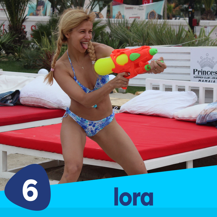 Lora, sexy la plajă