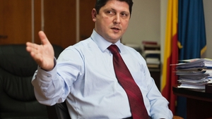 Şi-au şuşotit la ureche ca să fenteze SRI şi DNA! Titus Corlăţean şi un confident misterios s-au întreţinut minute în şir, vorbindu-şi extrem de apropiat ca să nu poată fi auziţi!
