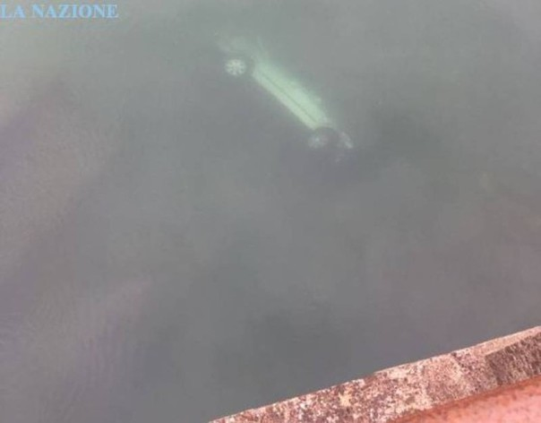 Trei români au murit după ce au căzut cu maşina într-un râu, în nordul Italiei. (Sursă foto: lanazione.it)