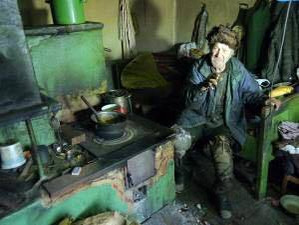 Acest bătrân din Suceava şi-a găsit sfârşitul în chinuri cumplite! Trăia în condiţii mizerabile, voluntarii i-au schimbat viaţa în bine, dar tragedia a lovit!
