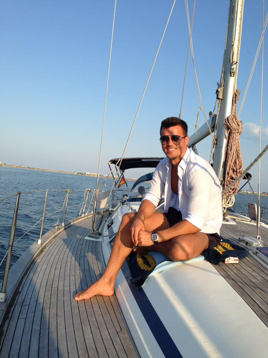 Primele imagini cu noul iubit al Elenei Udrea. S-a combinat cu un donjuan monden! Fost model în echipa lui Cătălin Botezatu, Adrian Alexandrov a curtat-o toată vara pe ex-consiliera prezidenţială