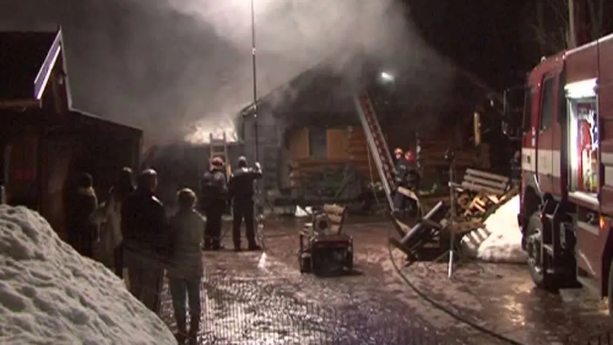 Incendiu puternic: O cabană din Iaşi a fost mistuită de flăcări!