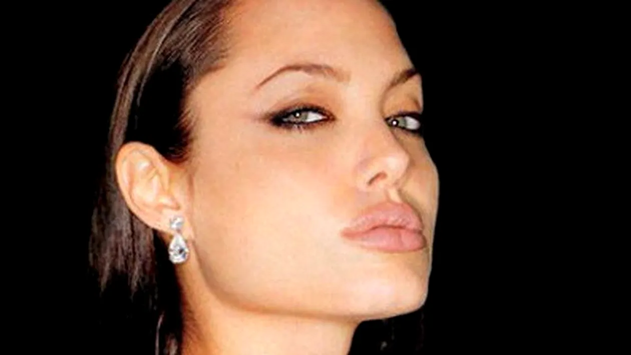 Aproape neschimabtă! Uite cum arăta Angelina Jolie la 16 ani! Imagini rare cu frumoasa actriţă în costum de baie, in anii de liceu