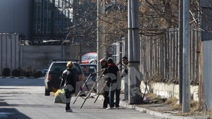 “Brigada diverse” fura haiduceste! Evadate din canal, doua cupluri de boschetari s-au infipt ca magnetii in curtea unui service!