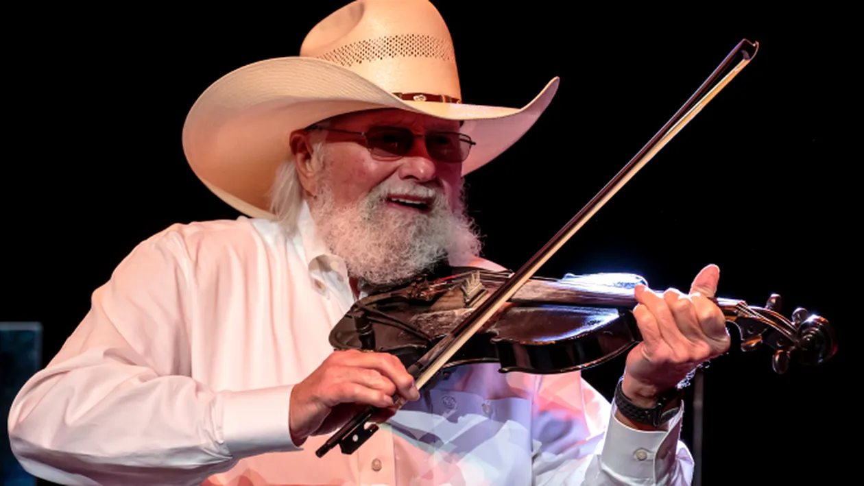 Una dintre legendele muzicii country s-a stins din viață. Artistul Charlie Daniels a decedat în urma unui accident vascular cerebral