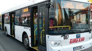 Șofer de autobuz din Pitești, filmat navigând pe Internet în timp ce conducea