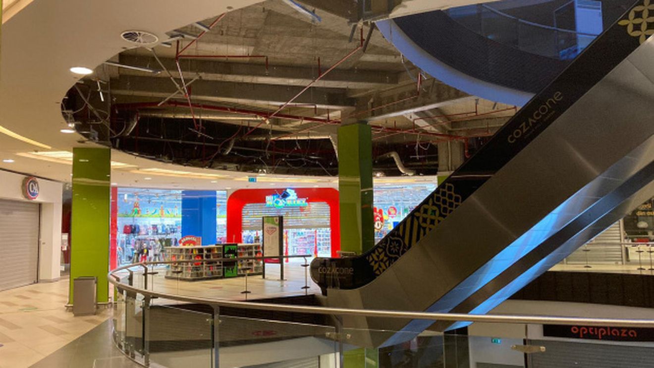Aproape de tragedie! Tavanul unui mall din Arad s-a prăbușit, iar imaginile sunt ca după cutremur. FOTO