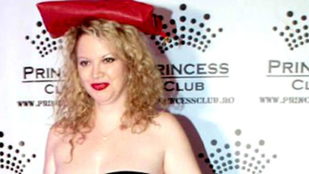 Oana Lis o ia pe urma Monicai Gabor: isi pune geanta pe cap la evenimente mondene!