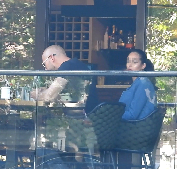 Andrew Cobra Tate, fratele celebrului Tristat Tate, a făcut o ședință foto chiar pe terasa unui restaurant din București