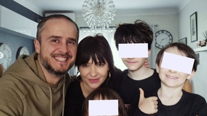 Cum arată casa în care locuiește Șerban Copoț împreună cu familia. Copiii fostului solist al trupei Animal X desenează pereții