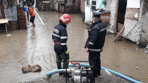 Gospodării inundate în Dâmbovița. O mașină, blocată de aluviuni în Argeș. FOTO&VIDEO