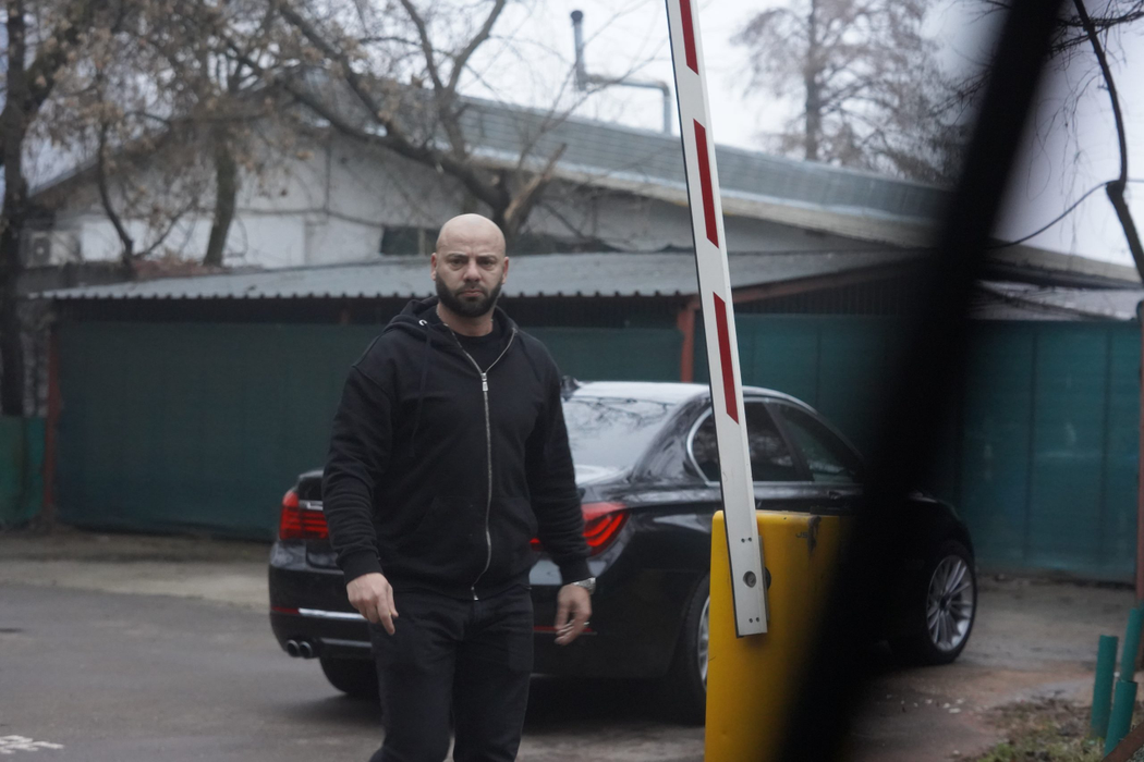 Giani Kiriță se protejează în stilul lui (Foto: CANCAN.RO)