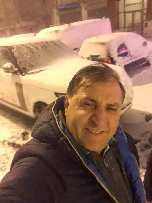 Vali Vijelie nu se mai fereşte! După ce călcat strâmb şi a fost prins de soţie, manelistul îşi învaţă fanii cum să îşi înşele nevestele