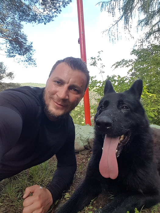 Bărbatul care l-a împușcat mortal pe polițistul din Timiș a fost prins. Marian Godina a publicat o poză cu criminalul încătușat