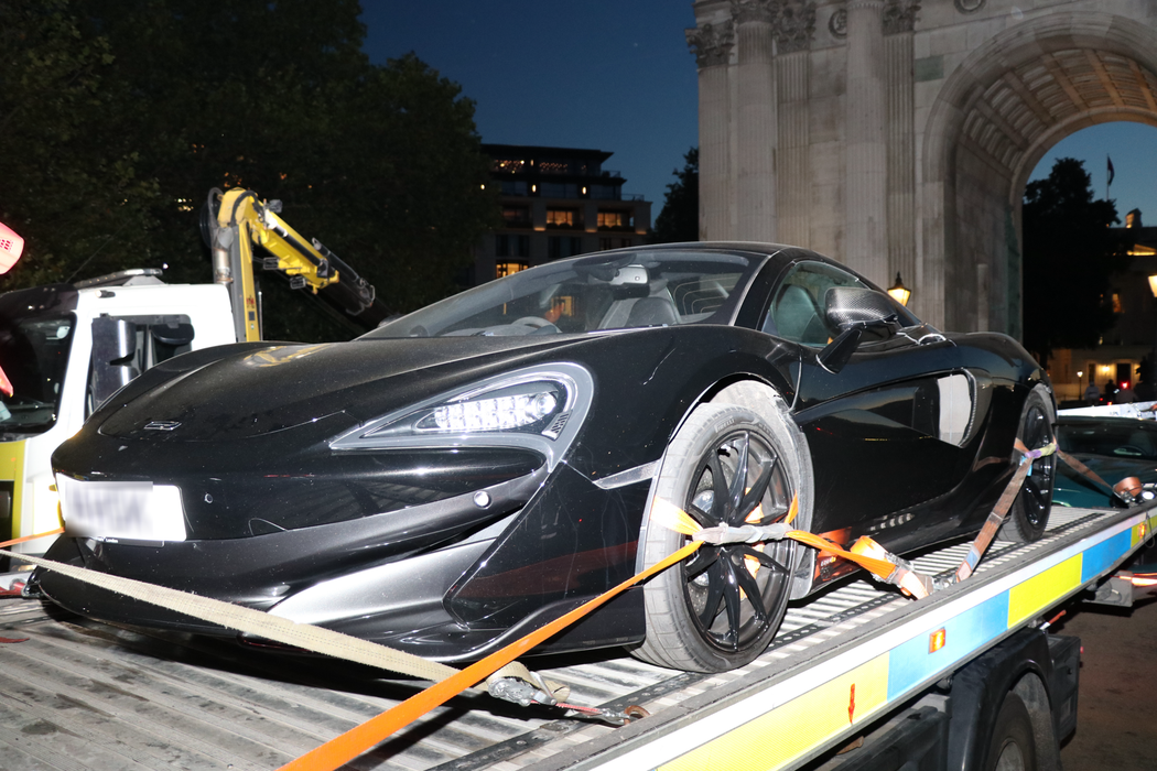 Ferrari Monza de 4,3 milioane de € și alți bolizi, confiscate de poliția din Londra pentru producerea de zgomot excesiv. Șoferii conduceau periculos