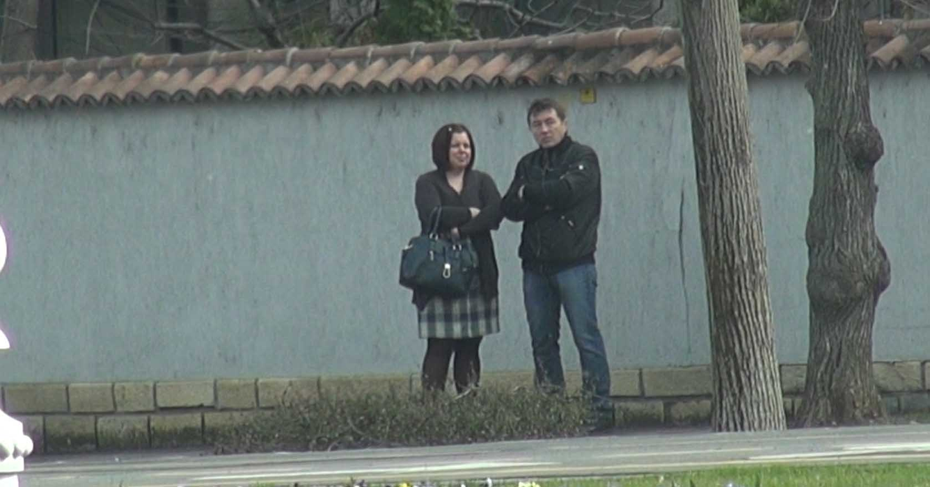 Femeia şi bărbatul veniţi cu maşina discută în afara vilei
