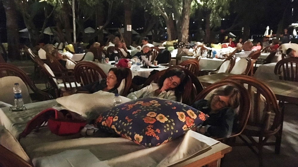 Oamenii cazaţi în diverse hoteluri au decis să doarmă în stradă
