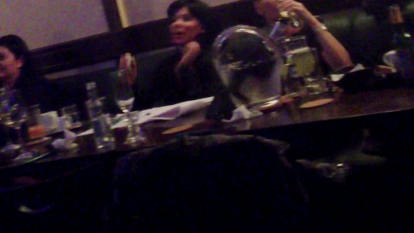 Andreea Banică a făcut-o lată! A băut şampanie şi le-a cântat gratis muzică populară clienţilor unui local!