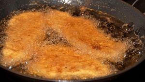 Unde se aruncă uleiul de la prăjeli, de fapt. Cele două locuri pe care trebuie să le eviți neapărat