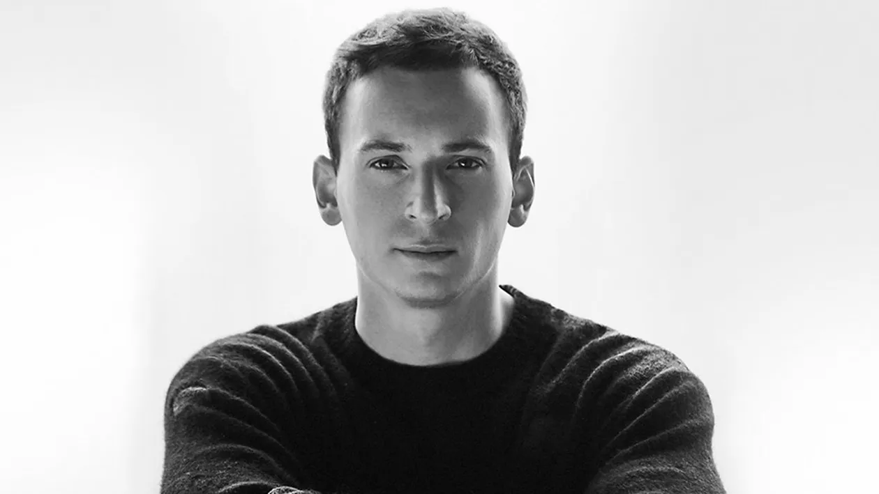 Denis Roabeș, un pas concret în susținerea tinerilor! Artistul lansează ”Bursa The Motans”, un proiect pentru sprijinirea studenților!