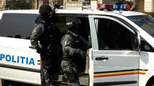 Bătaie cu topoare şi săbii la Târgu-Jiu! Un bărbat de 38 de ani a fost rănit