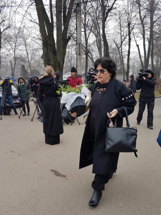 Primele imagini cu familia îndurerată a Cristinei Țopescu. Sicriul cu trupul neînsuflețit al jurnalistei, depus la capela Cimitirului Bellu