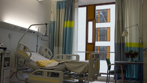 Râsul curcilor. Un pensionar din Huși s-a trezit fără pantofi, la externarea din spital. Ce s-a descoperit pe camerele de supraveghere