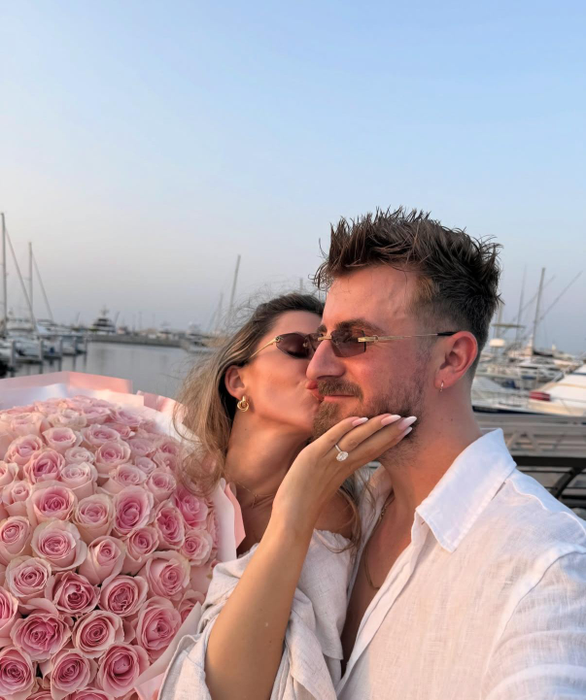 Bucurie mare în familia lui Mario Fresh! Sora artistului a fost cerută în căsătorie: cum arată inelul de logodnă