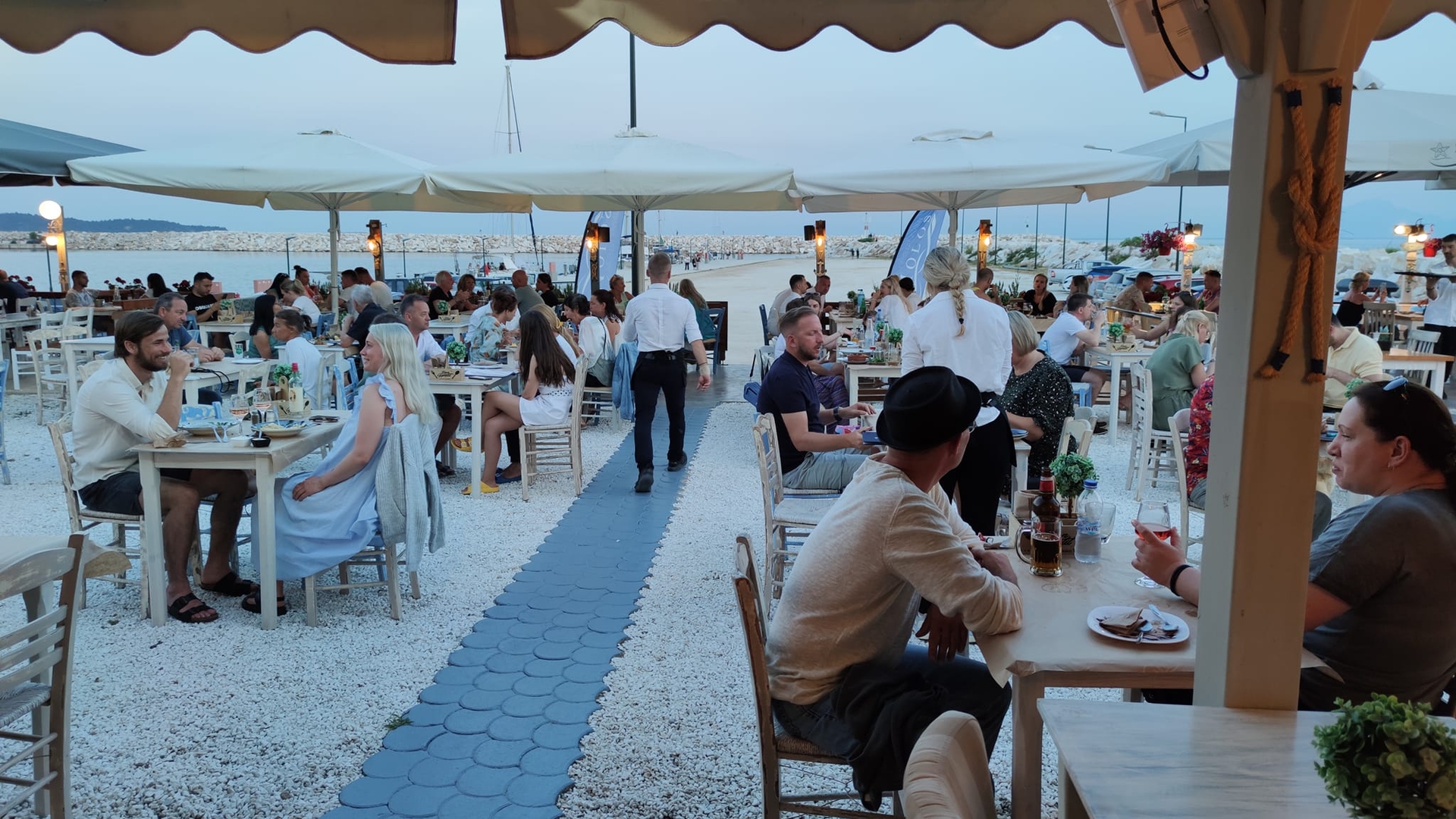 De necrezut ce a păţit o româncă în vacanţa din Grecia? “Au micşorat cantităţile sau au scos garniturile”