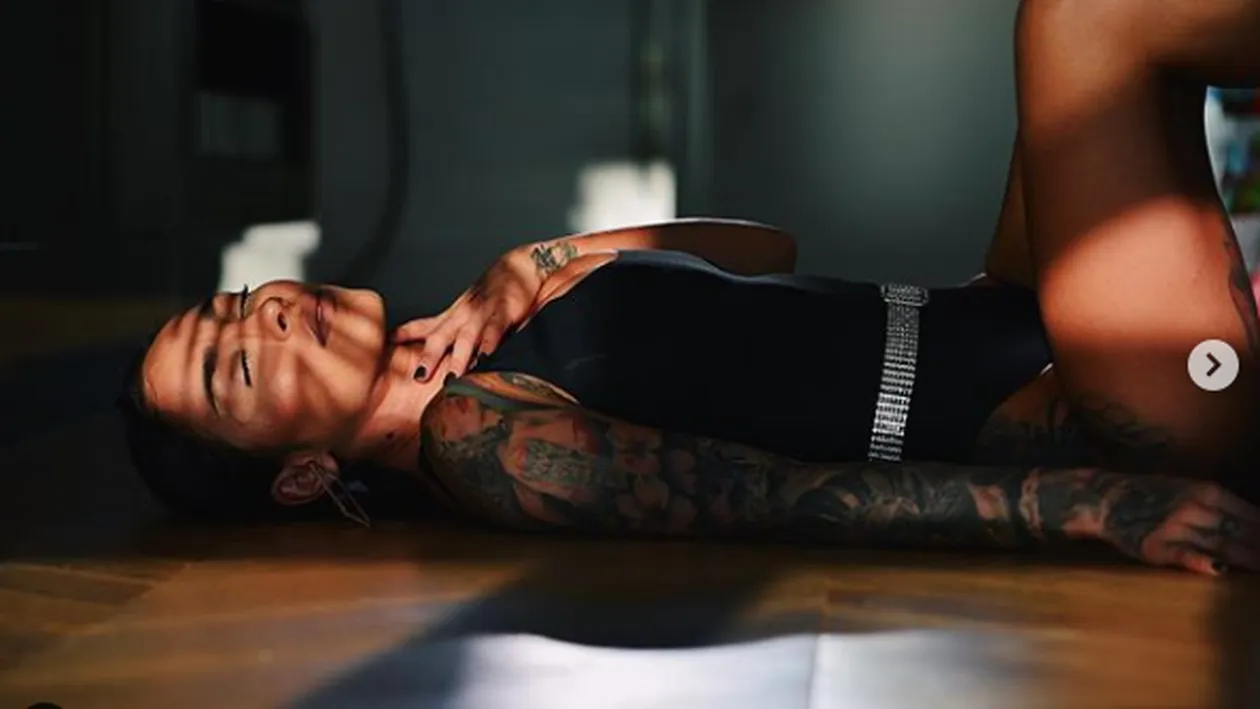 Imagini incendiare marca Ruby! E goală-n pat și…