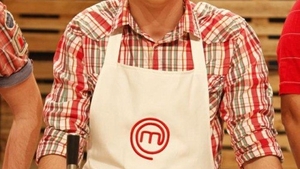 Detaliu uluitor! Petru Buiuca a mers la shaorma imbracat cu aceeasi camasa pe care a purtat-o la selectiile “MasterChef”!